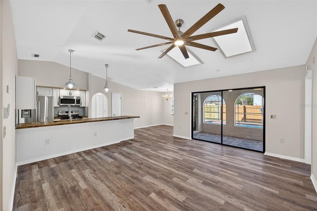 На продажу: $332,500 (3 спален, 2 ванн, 1672 Квадратных фут)