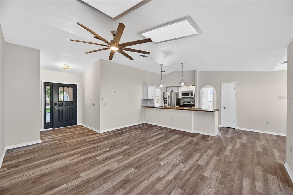 На продажу: $332,500 (3 спален, 2 ванн, 1672 Квадратных фут)