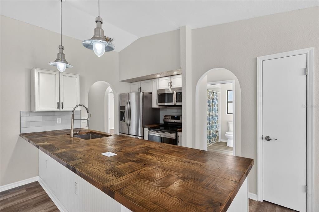 На продажу: $332,500 (3 спален, 2 ванн, 1672 Квадратных фут)