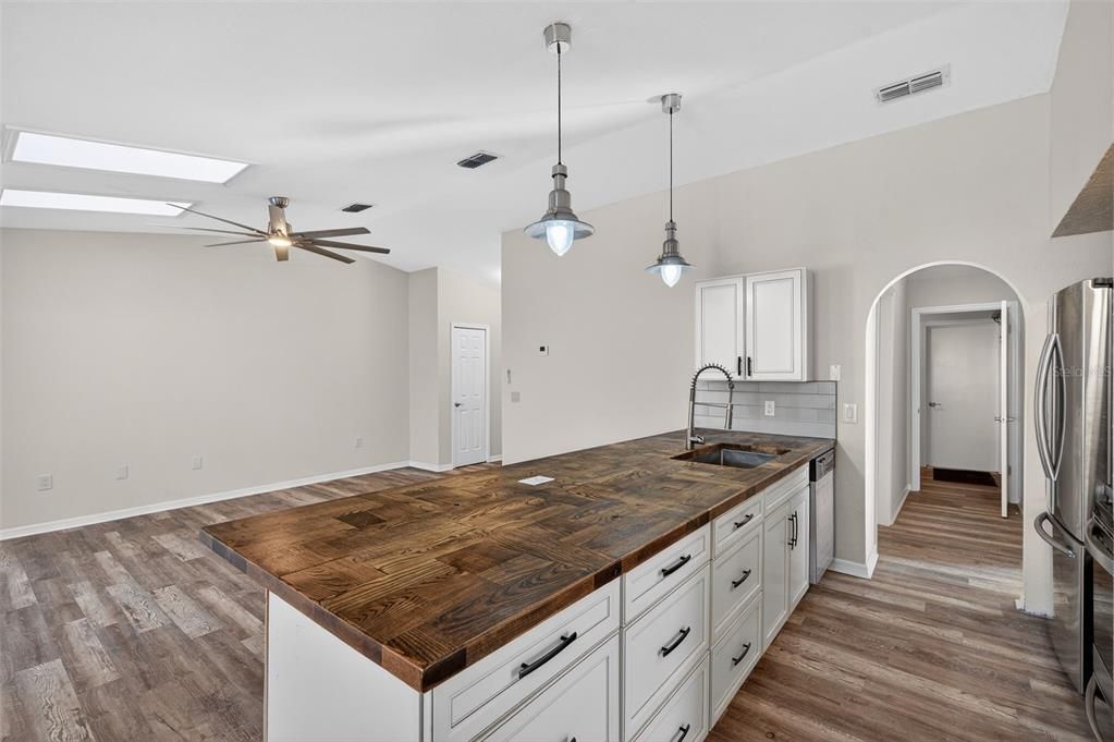 На продажу: $332,500 (3 спален, 2 ванн, 1672 Квадратных фут)