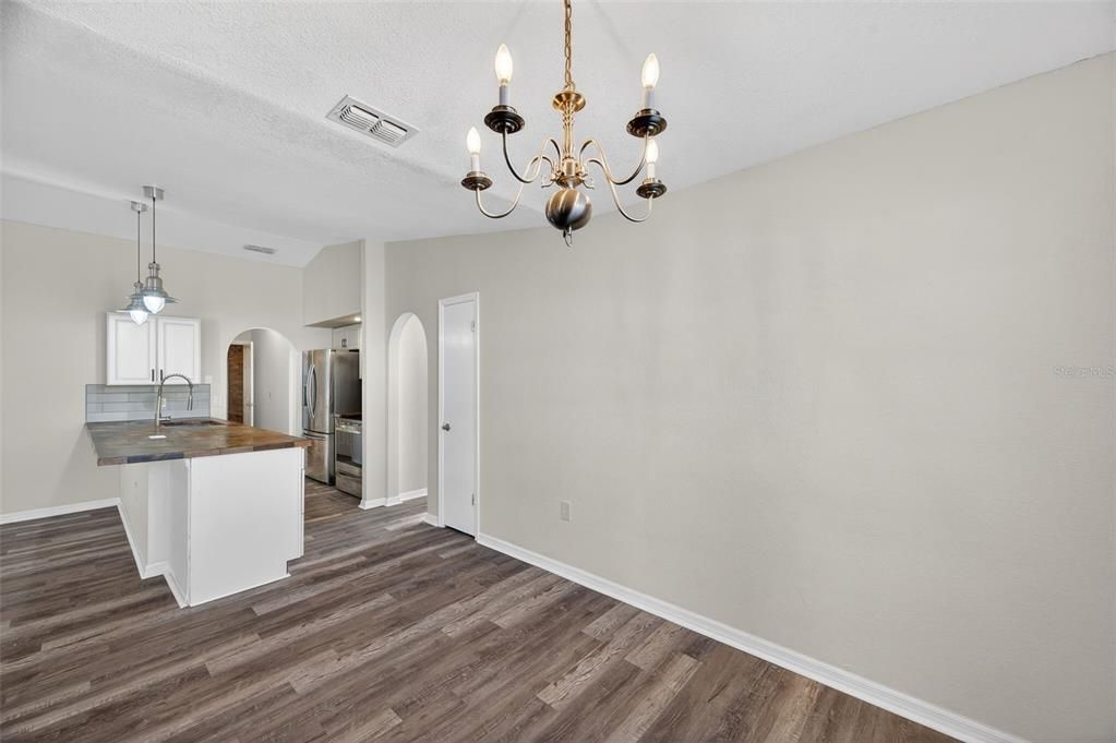 На продажу: $332,500 (3 спален, 2 ванн, 1672 Квадратных фут)