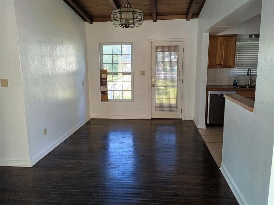 For Rent: $2,150 (2 beds, 1 baths, 1400 Square Feet)