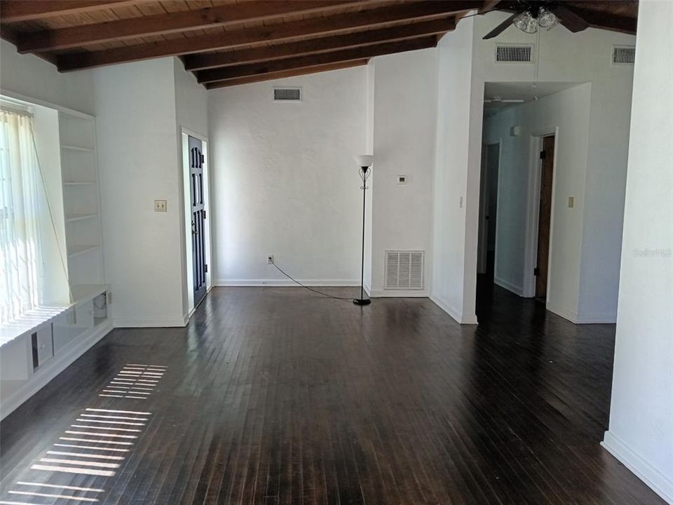 For Rent: $2,150 (2 beds, 1 baths, 1400 Square Feet)