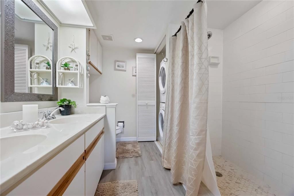 For Sale: $225,000 (2 beds, 2 baths, 1002 Square Feet)