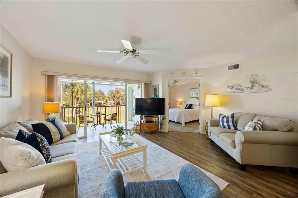 For Sale: $225,000 (2 beds, 2 baths, 1002 Square Feet)