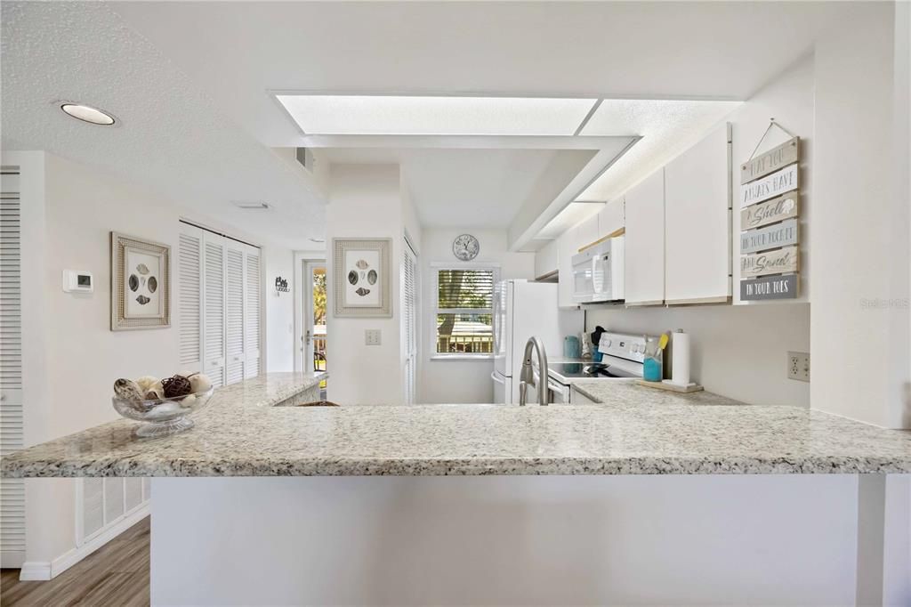 For Sale: $225,000 (2 beds, 2 baths, 1002 Square Feet)