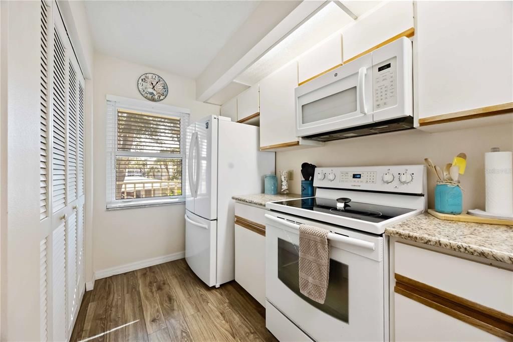 For Sale: $225,000 (2 beds, 2 baths, 1002 Square Feet)