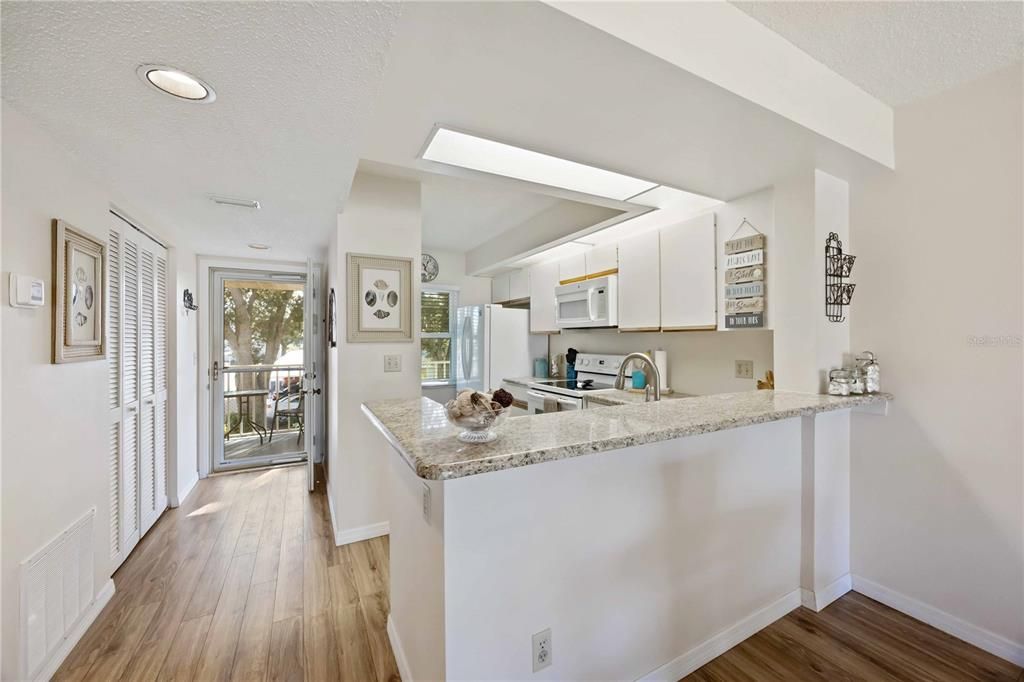 For Sale: $225,000 (2 beds, 2 baths, 1002 Square Feet)