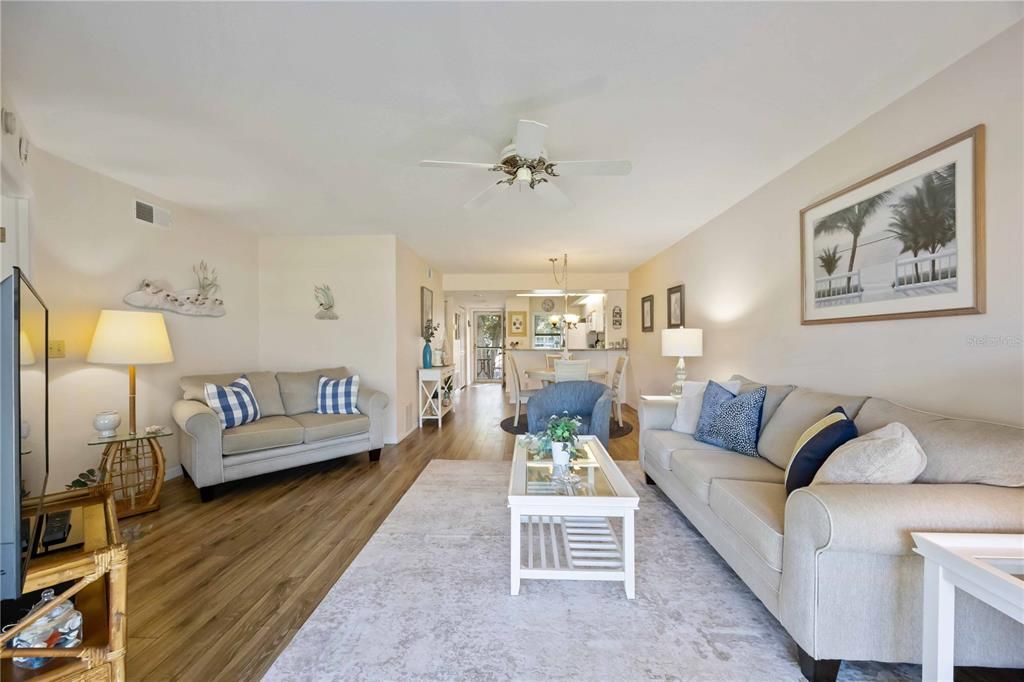 For Sale: $225,000 (2 beds, 2 baths, 1002 Square Feet)