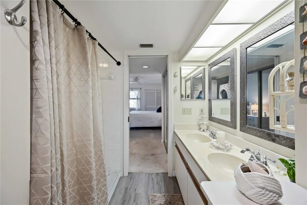 For Sale: $225,000 (2 beds, 2 baths, 1002 Square Feet)