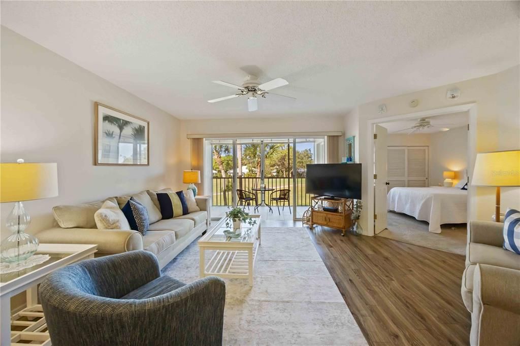 For Sale: $225,000 (2 beds, 2 baths, 1002 Square Feet)