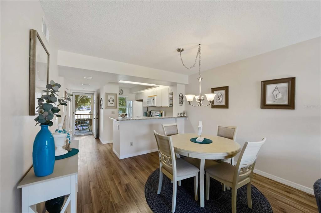 For Sale: $225,000 (2 beds, 2 baths, 1002 Square Feet)