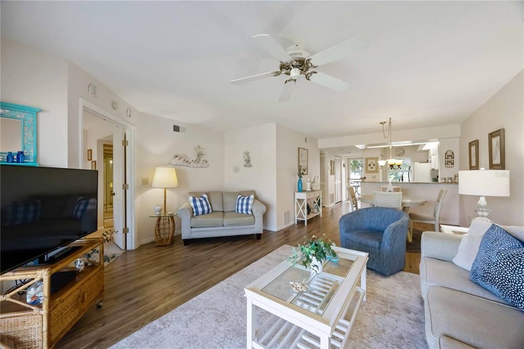 For Sale: $225,000 (2 beds, 2 baths, 1002 Square Feet)