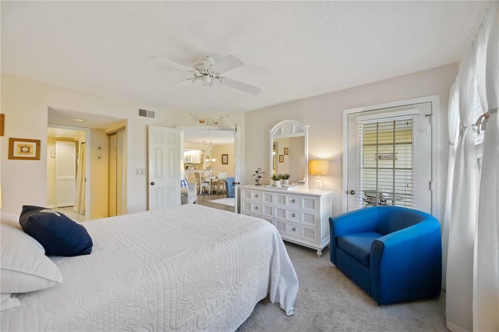 For Sale: $225,000 (2 beds, 2 baths, 1002 Square Feet)