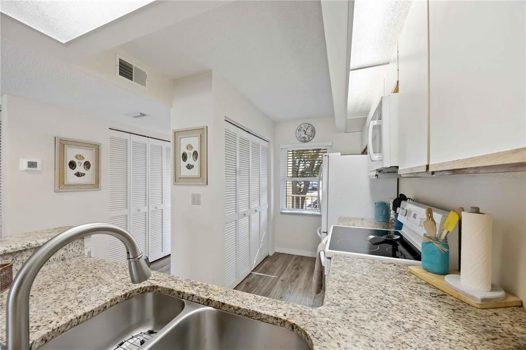 For Sale: $225,000 (2 beds, 2 baths, 1002 Square Feet)