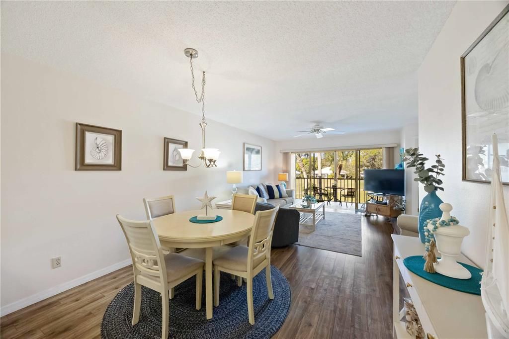 For Sale: $225,000 (2 beds, 2 baths, 1002 Square Feet)