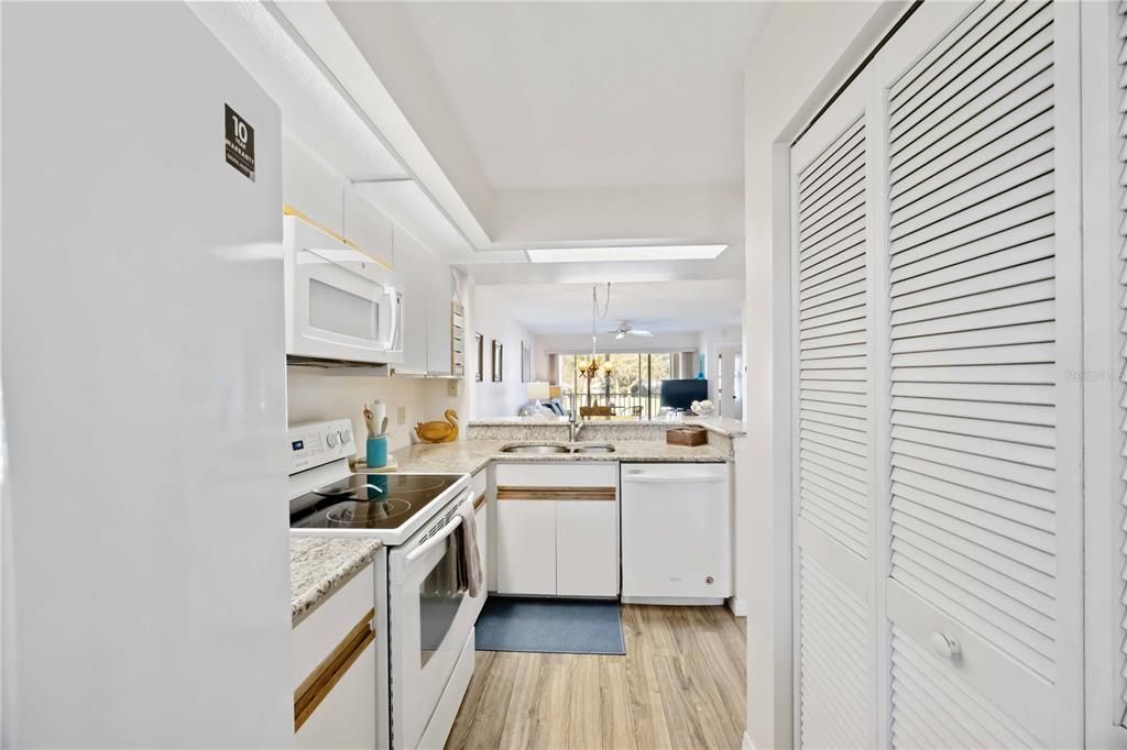 For Sale: $225,000 (2 beds, 2 baths, 1002 Square Feet)