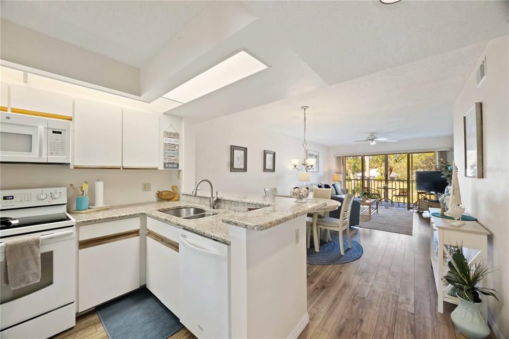 For Sale: $225,000 (2 beds, 2 baths, 1002 Square Feet)