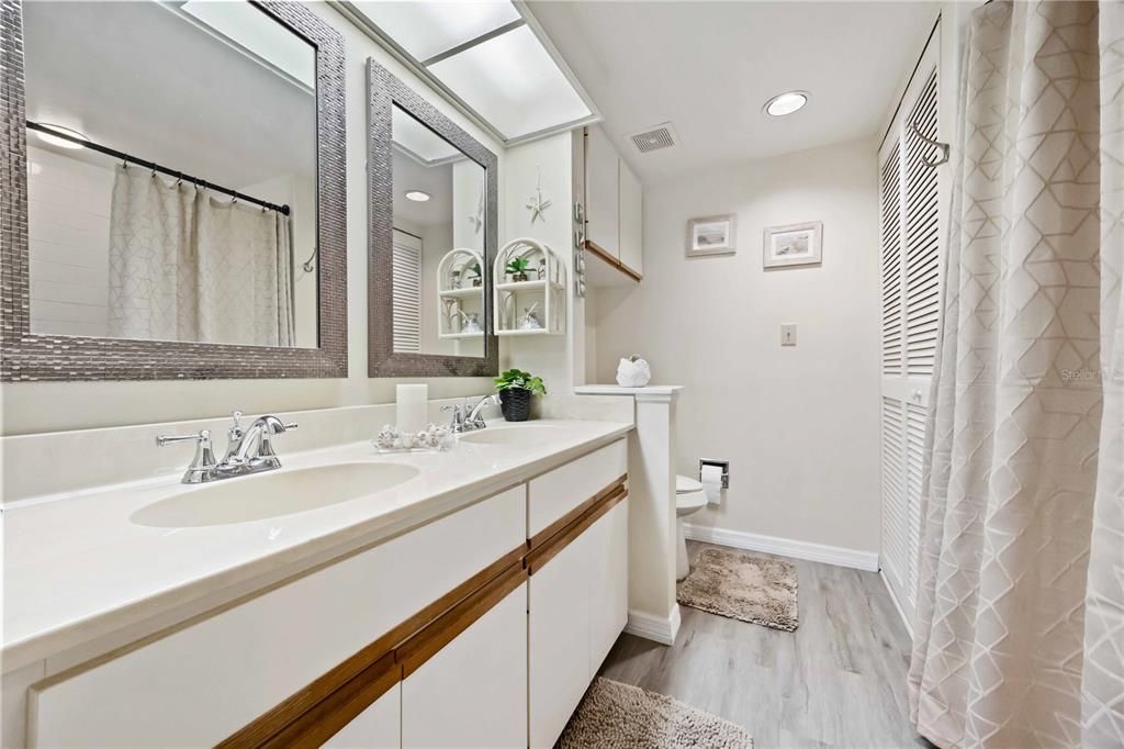 For Sale: $225,000 (2 beds, 2 baths, 1002 Square Feet)