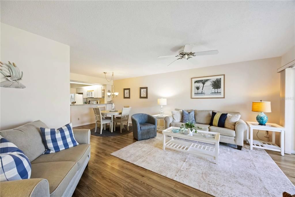 For Sale: $225,000 (2 beds, 2 baths, 1002 Square Feet)