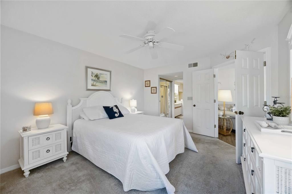 For Sale: $225,000 (2 beds, 2 baths, 1002 Square Feet)