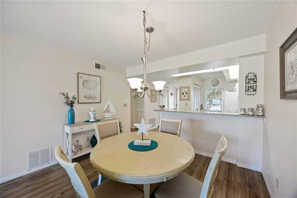 For Sale: $225,000 (2 beds, 2 baths, 1002 Square Feet)