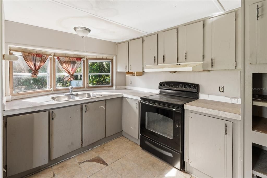 For Sale: $150,000 (2 beds, 1 baths, 868 Square Feet)