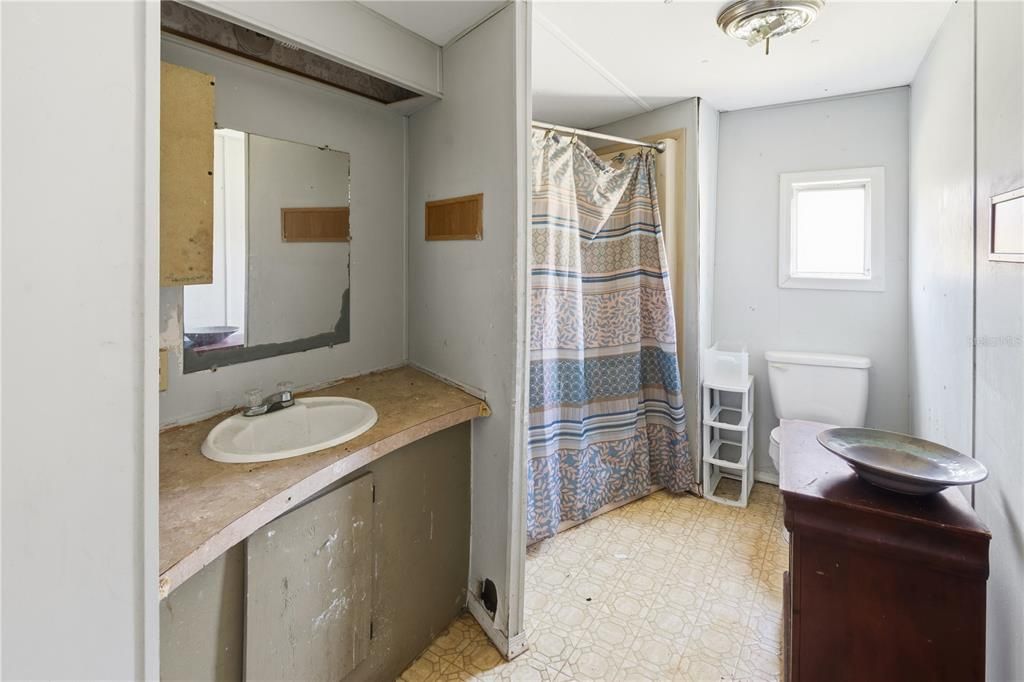 For Sale: $150,000 (2 beds, 1 baths, 868 Square Feet)