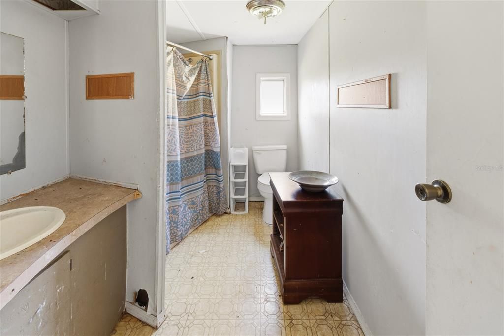 For Sale: $150,000 (2 beds, 1 baths, 868 Square Feet)