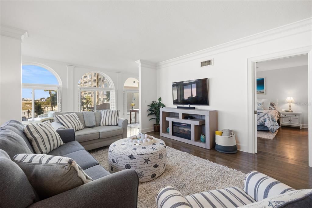 待售: $900,000 (2 贝兹, 2 浴室, 1340 平方英尺)