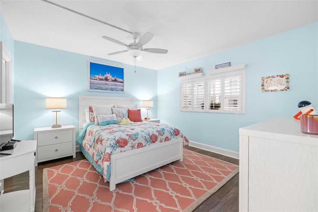 待售: $900,000 (2 贝兹, 2 浴室, 1340 平方英尺)