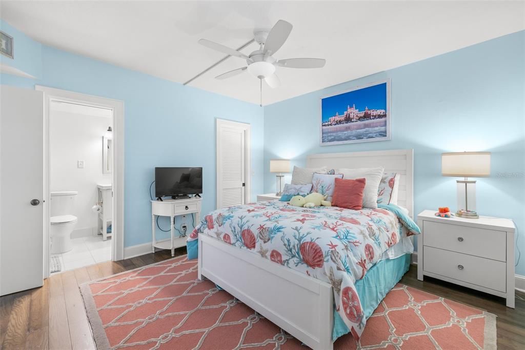 待售: $900,000 (2 贝兹, 2 浴室, 1340 平方英尺)