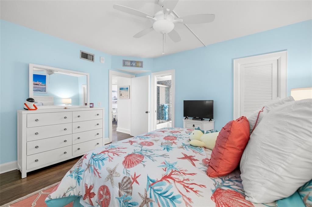 待售: $900,000 (2 贝兹, 2 浴室, 1340 平方英尺)