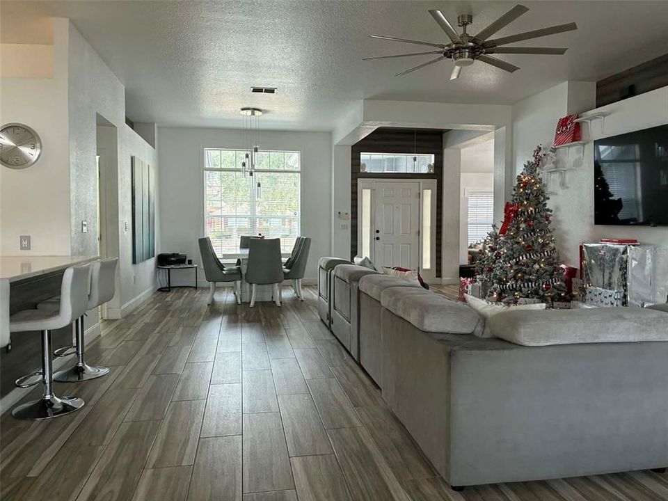 En Venta: $399,999 (4 camas, 3 baños, 2283 Pies cuadrados)