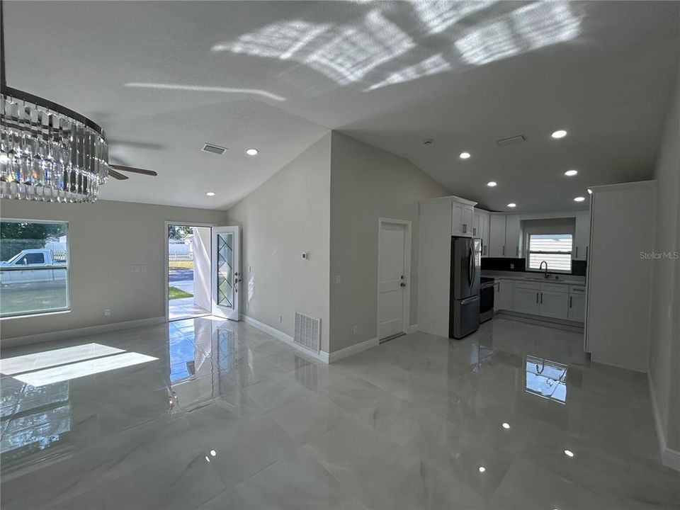 待售: $550,000 (4 贝兹, 2 浴室, 1661 平方英尺)