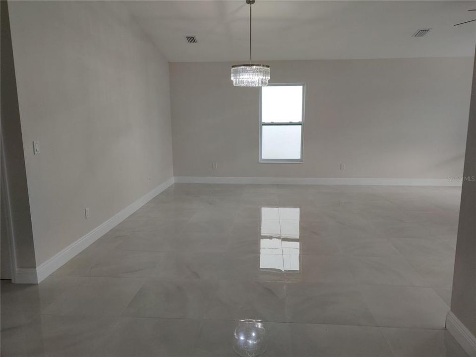 待售: $550,000 (4 贝兹, 2 浴室, 1661 平方英尺)