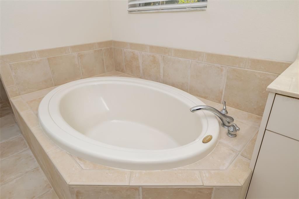 For Sale: $600,000 (4 beds, 2 baths, 2158 Square Feet)