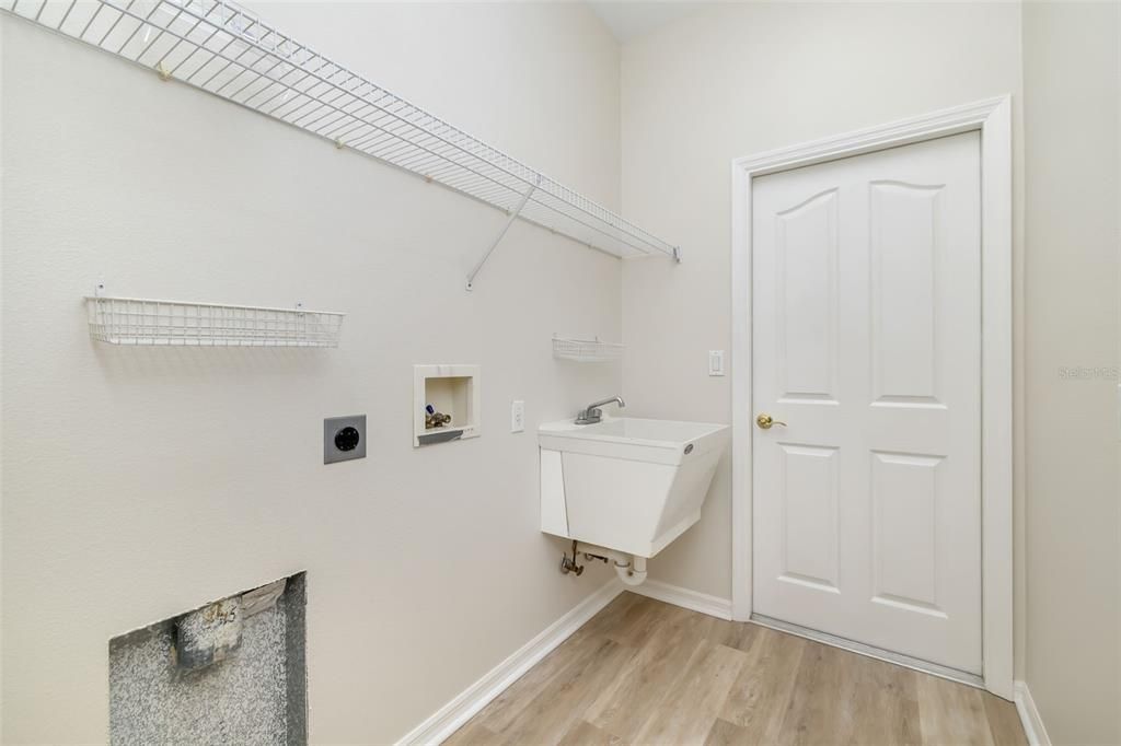 For Sale: $600,000 (4 beds, 2 baths, 2158 Square Feet)