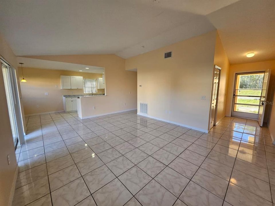 For Rent: $1,750 (3 beds, 2 baths, 1228 Square Feet)