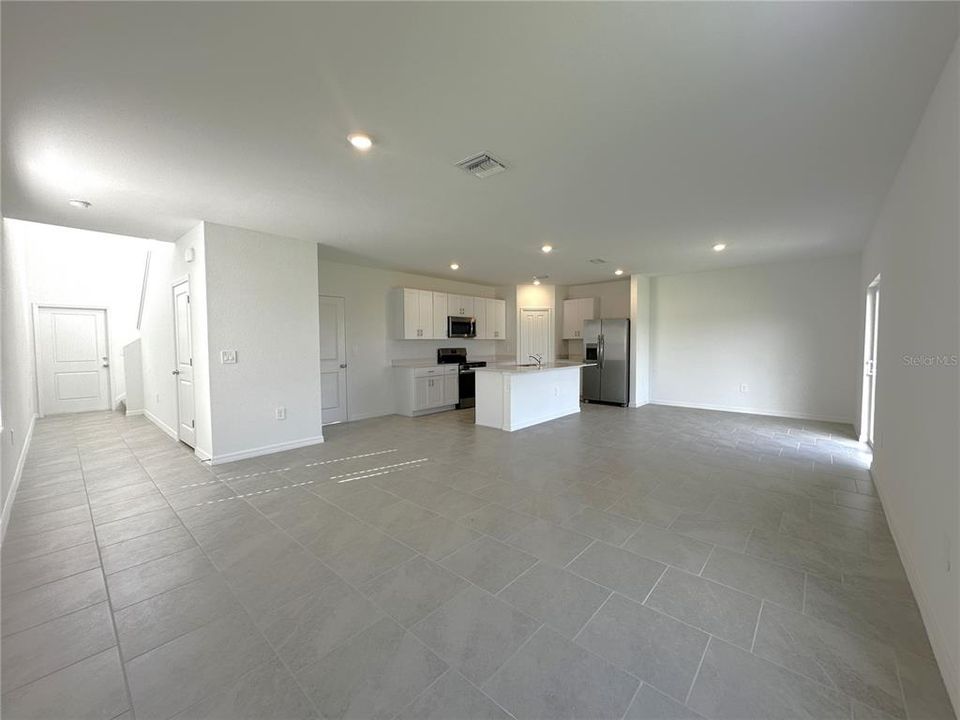 For Rent: $2,595 (4 beds, 2 baths, 1875 Square Feet)