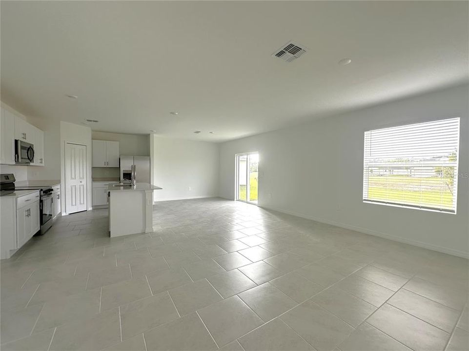 For Rent: $2,595 (4 beds, 2 baths, 1875 Square Feet)