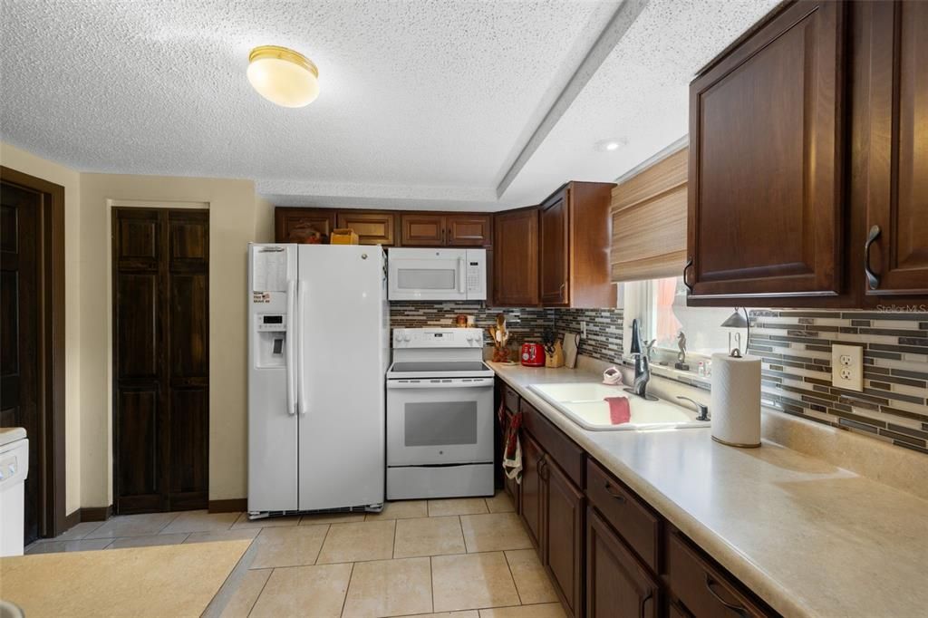 For Sale: $189,900 (2 beds, 2 baths, 980 Square Feet)