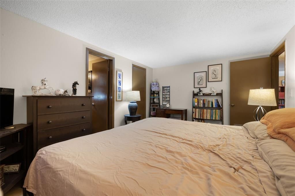 For Sale: $189,900 (2 beds, 2 baths, 980 Square Feet)