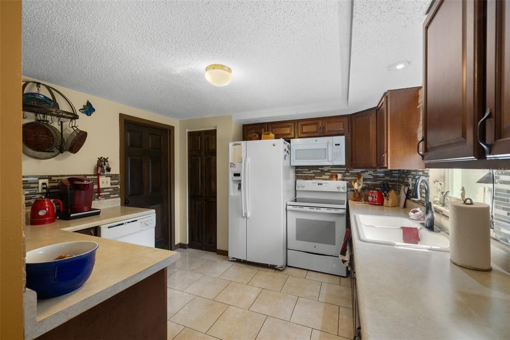 For Sale: $189,900 (2 beds, 2 baths, 980 Square Feet)