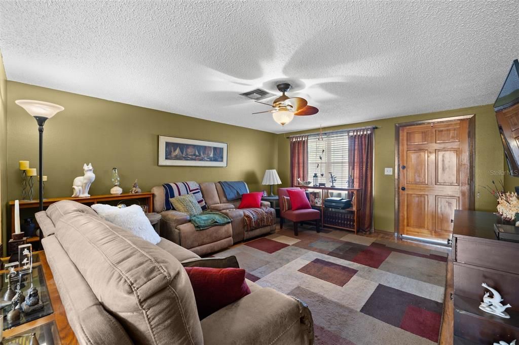 For Sale: $189,900 (2 beds, 2 baths, 980 Square Feet)