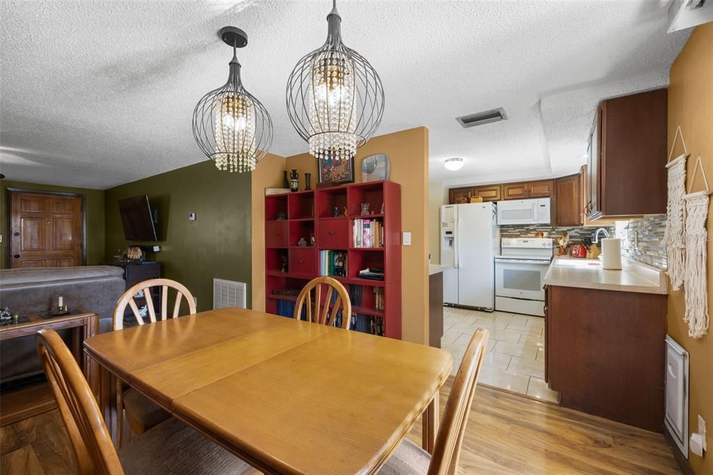 For Sale: $189,900 (2 beds, 2 baths, 980 Square Feet)