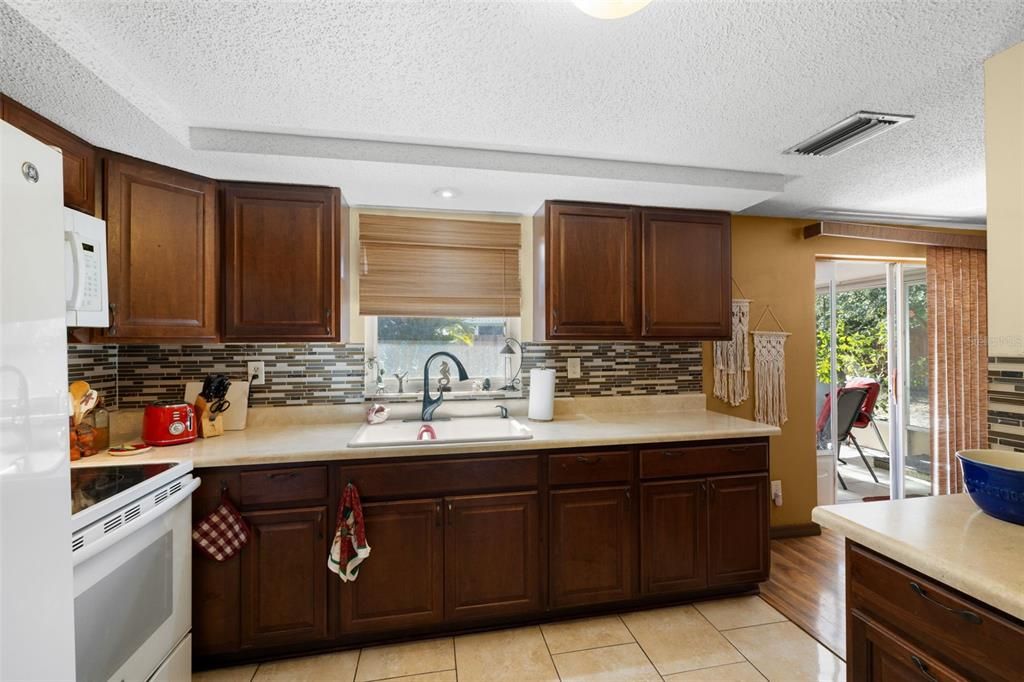 For Sale: $189,900 (2 beds, 2 baths, 980 Square Feet)