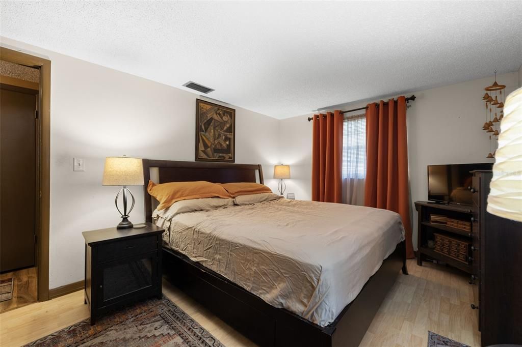 For Sale: $189,900 (2 beds, 2 baths, 980 Square Feet)