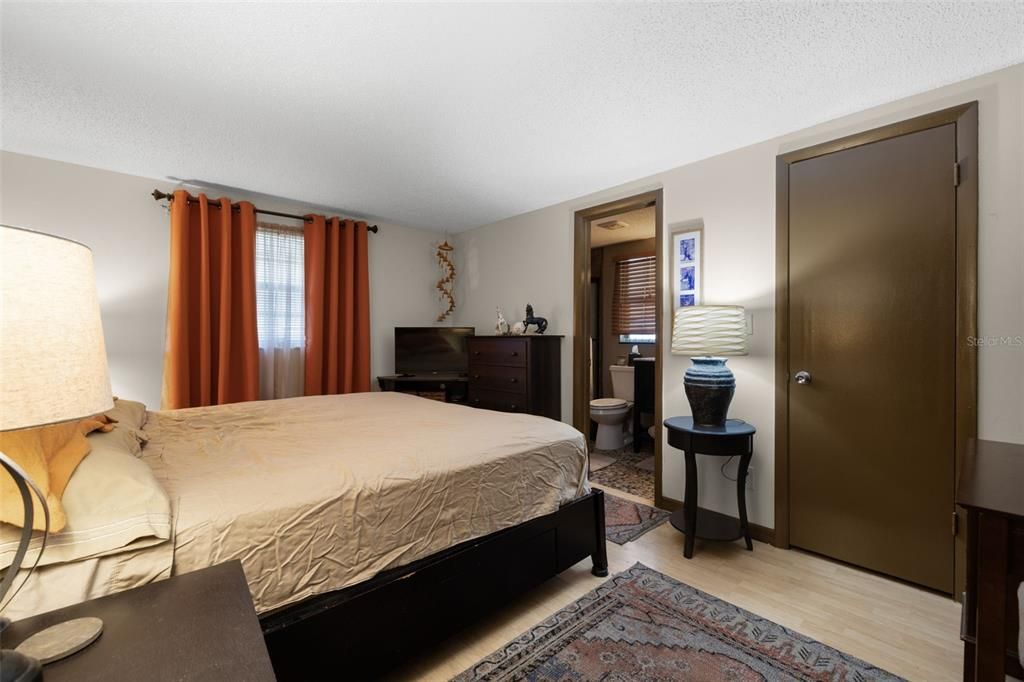 For Sale: $189,900 (2 beds, 2 baths, 980 Square Feet)