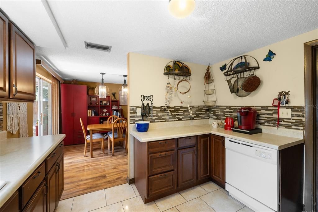 For Sale: $189,900 (2 beds, 2 baths, 980 Square Feet)